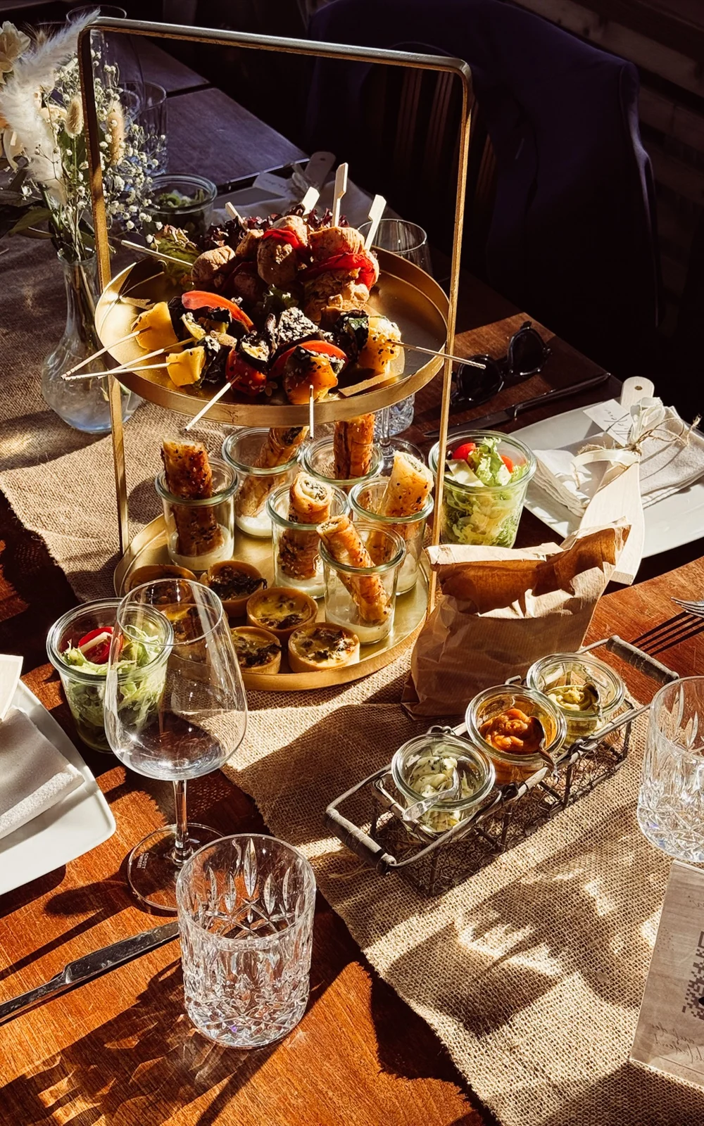 Fingerfood liebevoll auf Etageren angerichtet