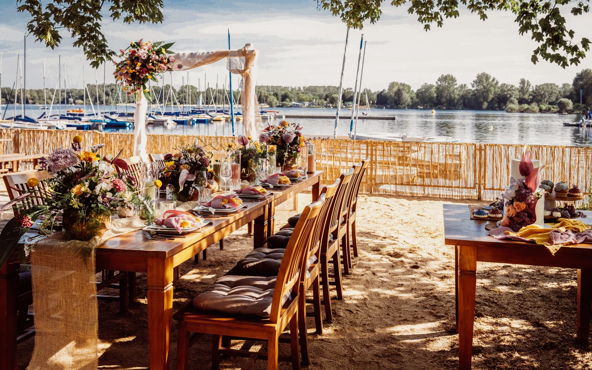 Festlich gedeckte Hochzeitstafel auf der Terrasse am Unterbacher See